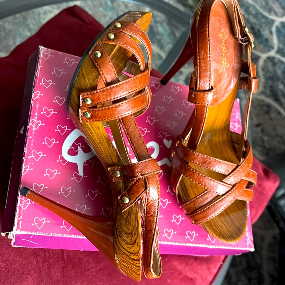 Brand new!!! Great condition! Adorable summer heel sandal!